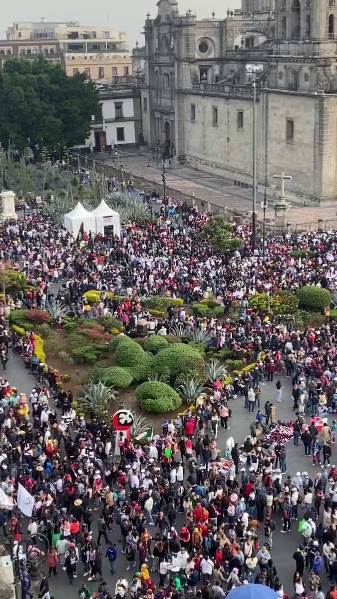El Zócalo lleno desde el amanecer, hermoso... No cabe duda que nuestro pueblo es el más despierto, el más politizado, el más comprometido, el más inteligente y el más amoroso de todo el planeta. ¡Viva México! 🇲🇽 #MarchaDelTigre #MuchaPresidenta