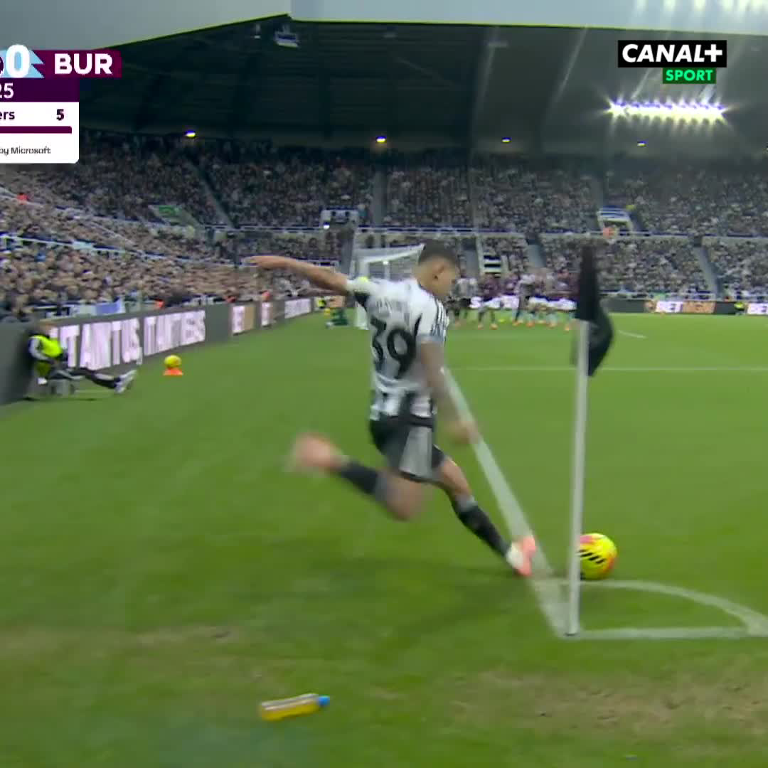 Gól přímo z rohu v podání Bruna Guimarãese! 🚀🤯 Martin Dúbravka byl bezmocný. 😳 #NEWBUR – 1:0