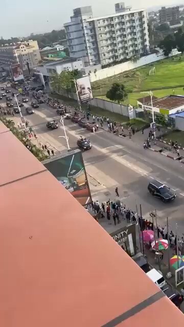 Retour de Félix Tshisekedi à Kinshasa : Sans rire, le professeur André Mbata, secrétaire permanent de l’union sacrée affirme que « des millions » des Kinois se sont massés le long du boulevard Lumumba jusqu’à la cité de l’union Africaine dans la commune de Ngaliema pour « acclamer le Président de la République » 🇨🇩#RDC