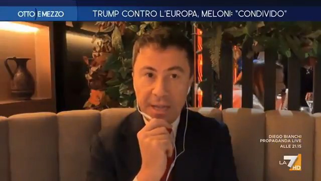 Non smetto di pensare a Bocchino che ieri si è collegato dal ristorante con la signora che magna dietro #ottoemezzo