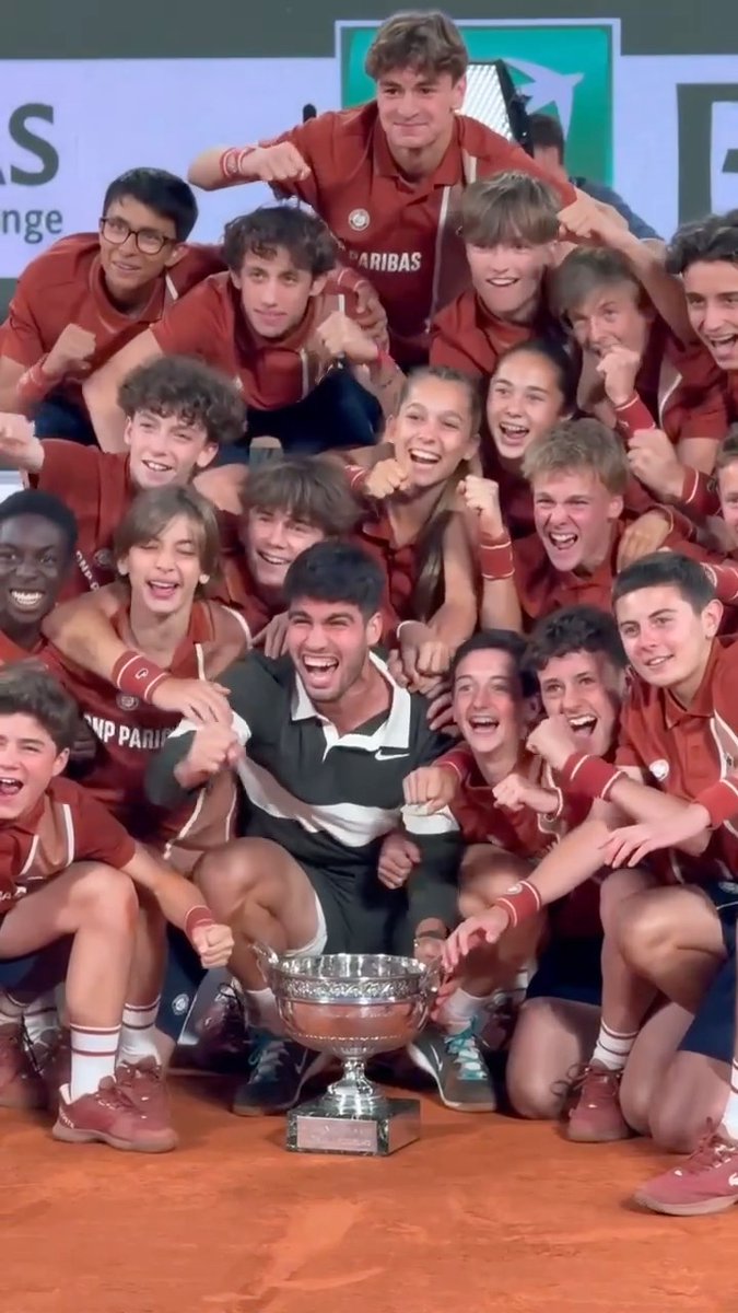 When Carlos Alcaraz celebrated his Roland Garros victory with the ball kids ❤️