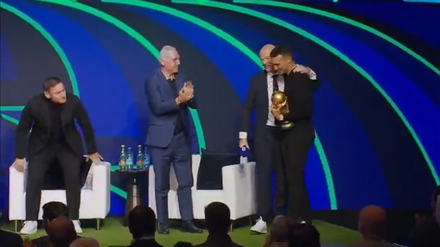 Gianni Infantino apologizes on behalf of FIFA for having Argentina head coach Lionel Scaloni wear gloves while holding the FIFA World Cup trophy yesterday 🇦🇷👀 As current FIFA World Cup Champs, he gave him the chance to hold it again without gloves today 🏆