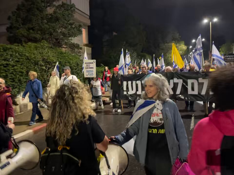 בכל מדינה דמוקרטית, ראש עירייה היה מתגאה באלפי תושבים שמתייצבים מדי שבוע, לאורך שנים, כדי להילחם בנחישות על עתיד המדינה והחברה. בכל מדינה מתוקנת, ראש העיר היה מתייצב לצד המפגינים, והיה מבטיח לשמור בכל מחיר על חופש המחאה בעירו. יונה יהב, האם תהיה ראוי לתושבי עירך? מחאת העם חיפה