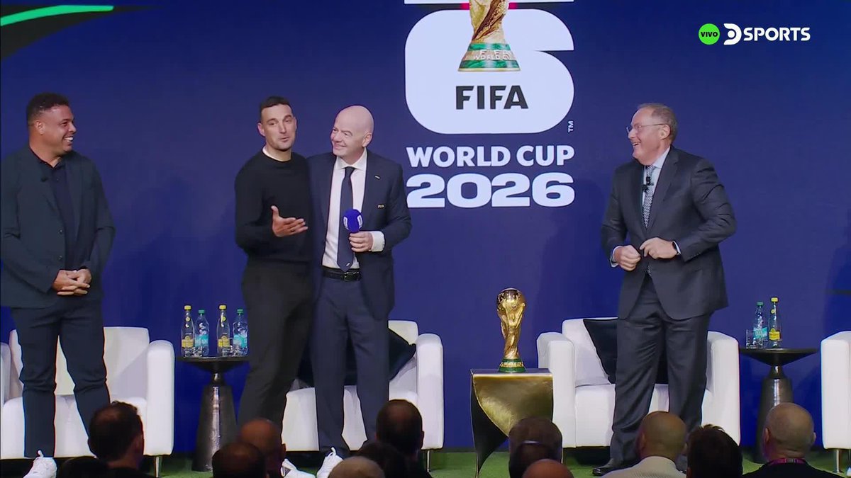 Ahora sí le dejaron tocar la Copa al DT campeón del mundo. Se avivó Gianni. Eso sí: no le pidan a Scaloni dos días seguidos de saco y corbata!
