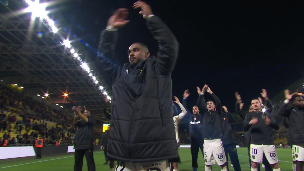 Le clapping du leader 😍 Le Racing Club de Lens enchaîne une 5e victoire consécutive en L1 👏 #FCNRCL