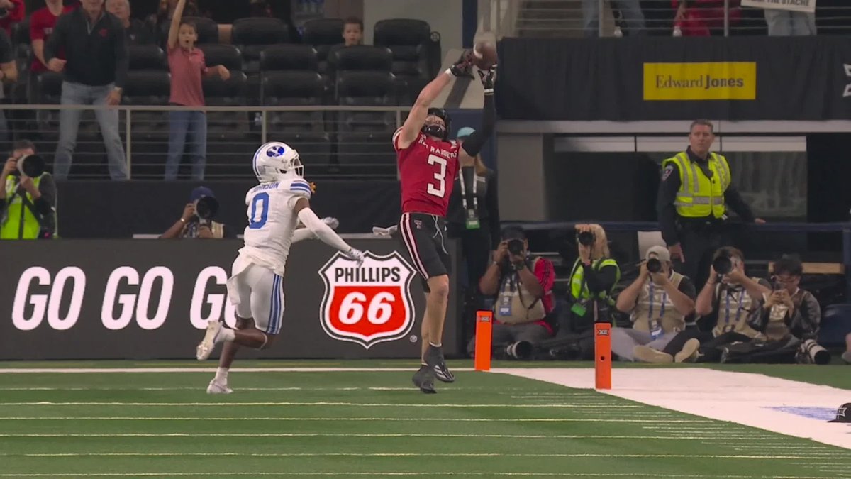 Perfect throw, perfect catch, touchdown Red Raiders 🎯