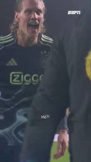 Wout Weghorst kan z'n oren niet geloven... 🤨 "Ik hou niet van rode kaarten, maar..." #foraja