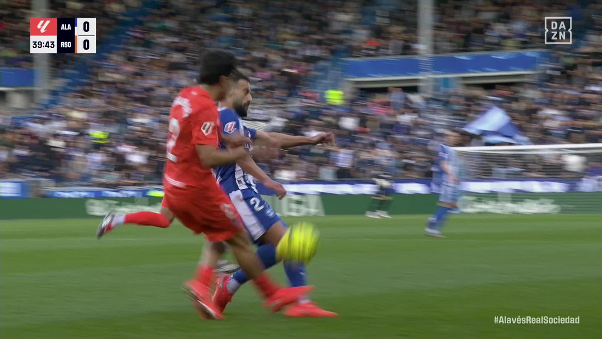 ⚽️ #AlavesRealSociedad ⌚️ Min. 39 💥 Los locales reclamaron roja para Aramburu 🔎 El defensor golpea el balón para realizar un pase, tras ello aparece la pierna de Rebbach, y se produce el contacto ✅ No es roja, acción residual 🎥 DAZN España