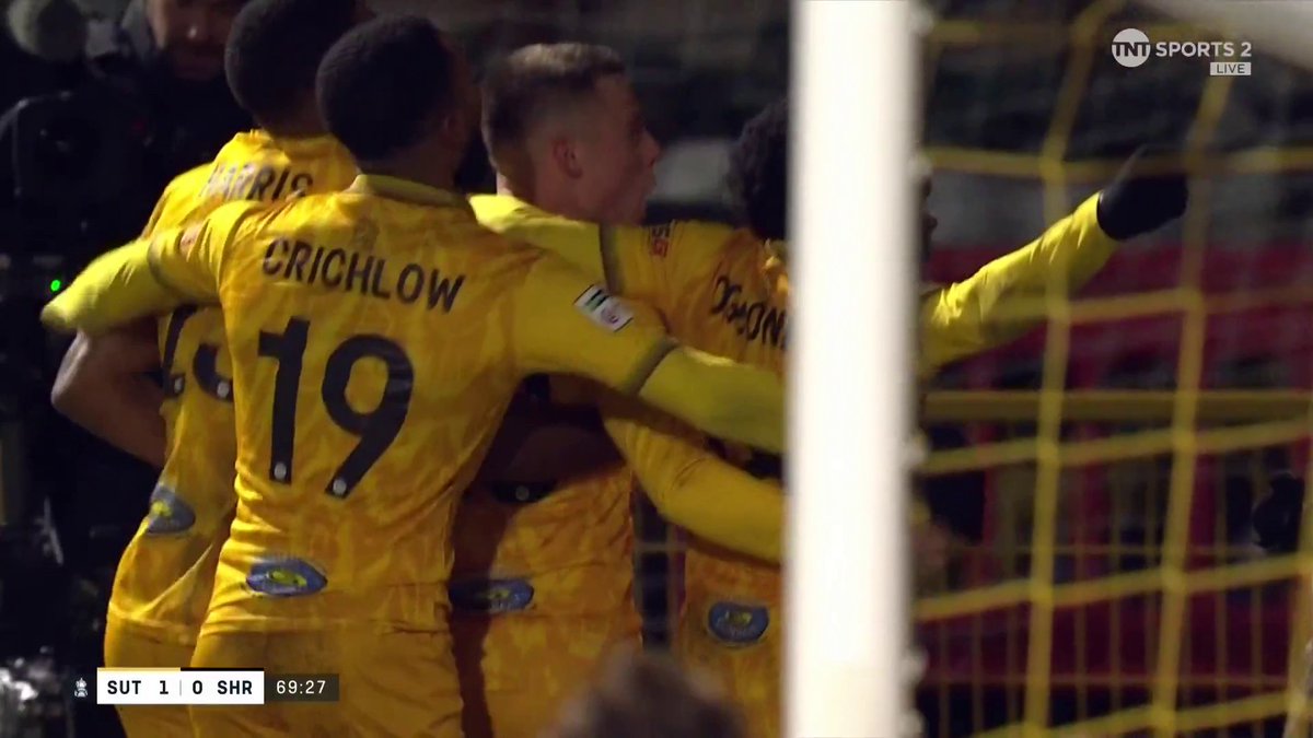 KAI JENNINGS THAT IS SPECIAL 🔥 The Sutton midfielder has scored directly from a corner kick to give the non-league club the lead 👏 📺 TNT Sports &amp; discovery+ UK