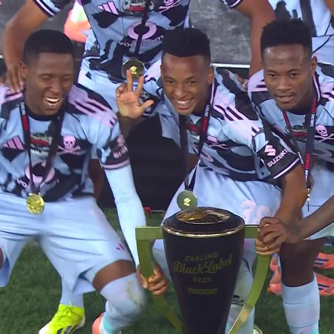 Buc-to-Buc Trophy Lifts 🏆🏆 Orlando Pirates get their hands on more silverware this season 🤝 #CarlingKnockout | #SSDiski