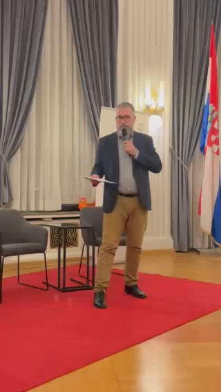 Specijalnu nagradu “Srđan Aleksić” u Zagrebu ekipi novosadskih novinara uručili su studenti iz organizacije STAV iz Novog Sada, koji se nalaze u egzilu