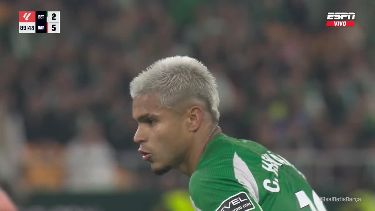 🇨🇴 GOOOL de Juan Camilo ‘Cucho’ Hernández. El colombiano marcó el descuento para el 5-3 de #RealBetis ante #Barcelona, al 90’ 👀 Es la sexta anotación del delantero en lo que va de LaLiga