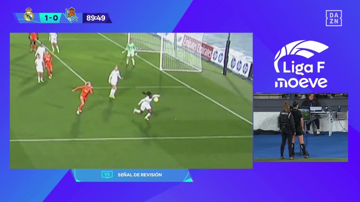 La Real Sociedad femenina pidió penalti del Real Madrid por mano de Naomie Feller 🧐 La árbitra no lo señaló después de ver la jugada en el monitor 📺 #LigaFenDAZN ⚽
