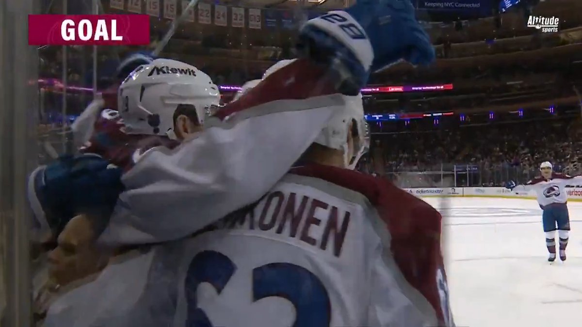 NATHAN MACKINNON BATS IT HOME โพ๏ธ The Colorado Avalanche have the lead late!