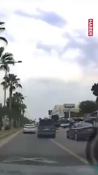 Mersin'de trafikte makas atarak ilerleyen sürücü gözaltına alındı. 13 bin 601 lira para cezası kesilen sürücünün ehliyetine el konuldu, muayenesi olmayan araç trafikten men edildi.
