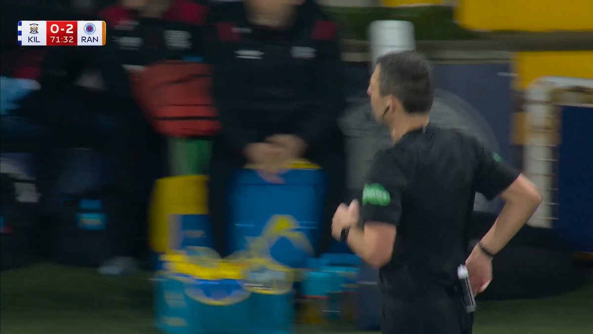 Killie manager Stuart Kettlewell is sent off after kicking a bottle in frustration 🟥