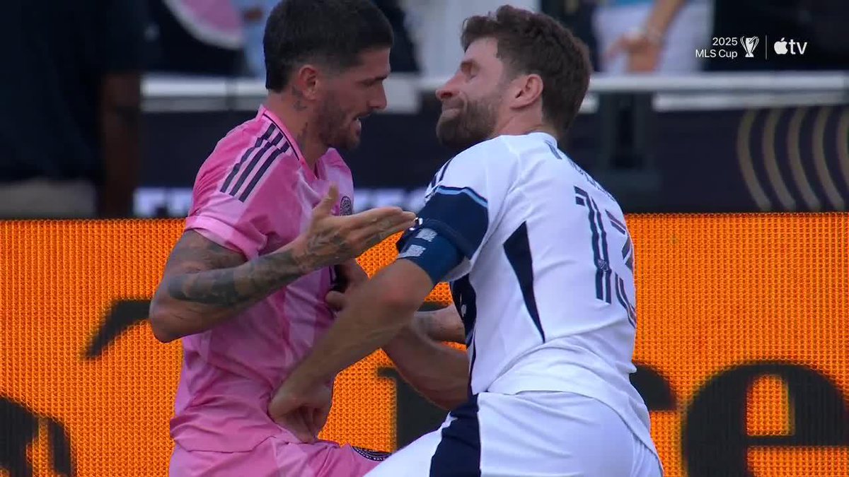 ¡EL DUELO DEL PARTIDO! Rodri De Paul y Thomas Muller se SACARON CHISPAS en la Final de la #MLS Cup. 📹 Major League Soccer 🏆 on Apple