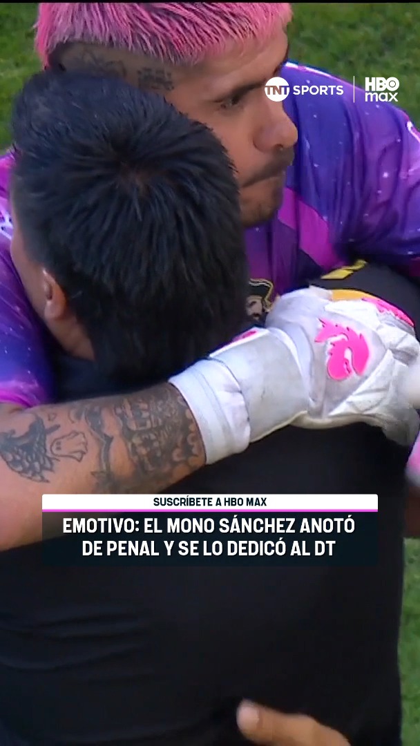 🥲⚽🏴‍☠️ UN MOMENTO MUY ESPECIAL PARA LOS CAMPEONES Diego Sánchez, El Mono, aprovechó el lanzamiento penal a favor de Coquimbo Unido para anotar ante Unión Española, en este #MatchdaySábado de la Fecha 30 por la #LigaDePrimera 2025. El portero Pirata fue corriendo a la banca local, donde se fundió en un abrazo con Esteban González, DT del monarca que dejará el club, y con el resto del equipo. Suscríbete a #TNTSportsenHBOMax 📲💻 Link en la BIO 📍
