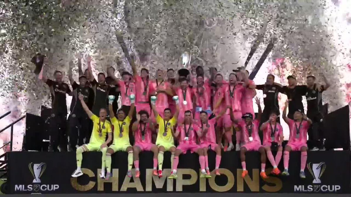 😍 EL GOAT SIGUE SUMANDO ESTRELLAS. Así festejó Lionel Messi con el trofeo de la MLS. Major League Soccer on Apple