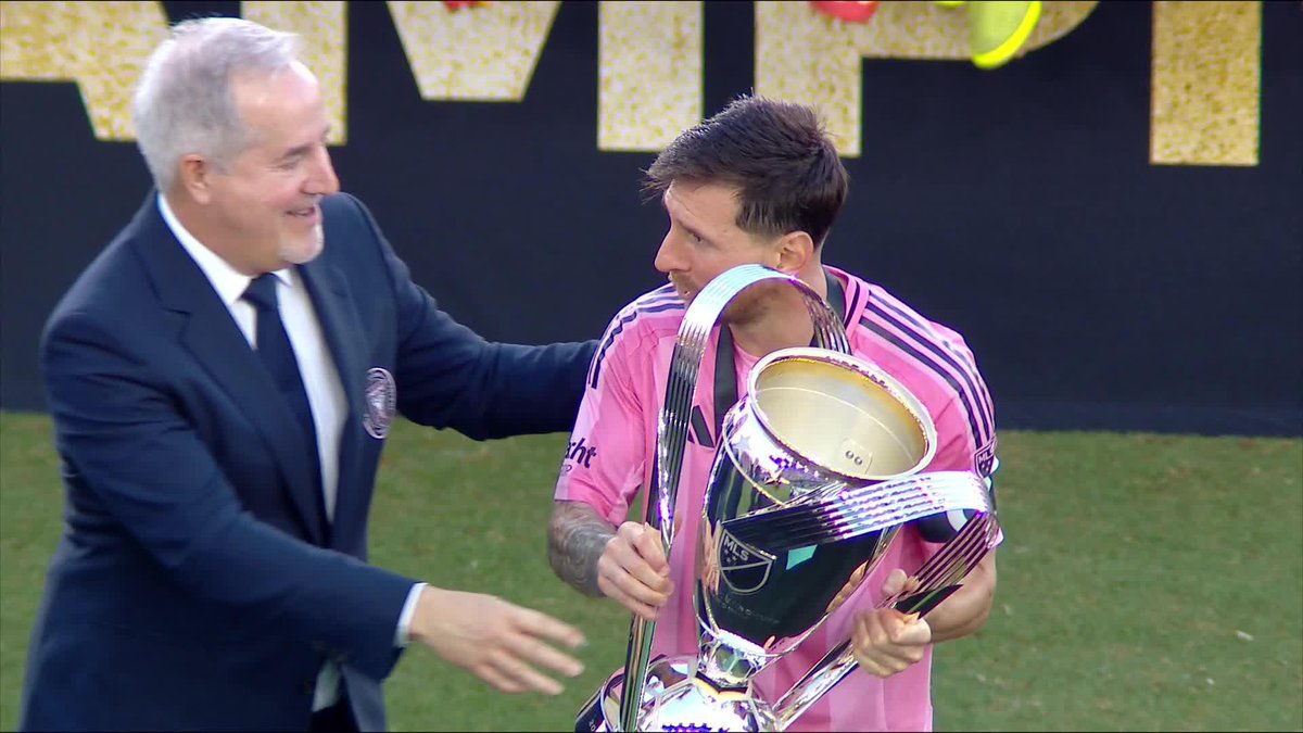 Un momento para la historia: Los hermanos Mas y David Beckham lo soñaron, y lo lograron. Lionel Messi con el trofeo de campeón de la #MLSCup 2025 pres. por Audi
