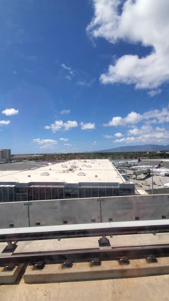 Aloha! ハワイのスカイラインからの景色をシェア🚝 ダニエル・K・イノウエ国際空港を通り、カリヒ・トランジットセンターまで開通されたことから、普段はなかなか見られない位置から空港を覗くことが出来ます👀🌺