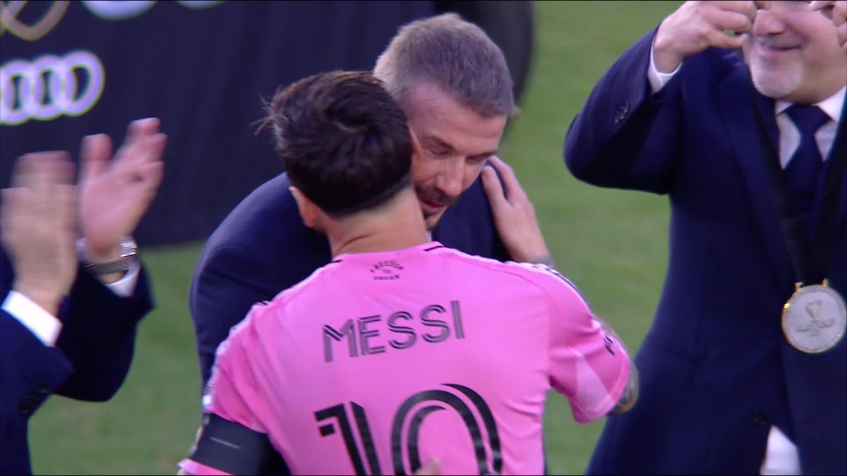 JAJAJA, Don Garber, Comisionado de la MLS, da un discurso en inglés y Lionel Messi se pone a MIRAR SU MEDALLA Y LA MANO. 😅🇦🇷