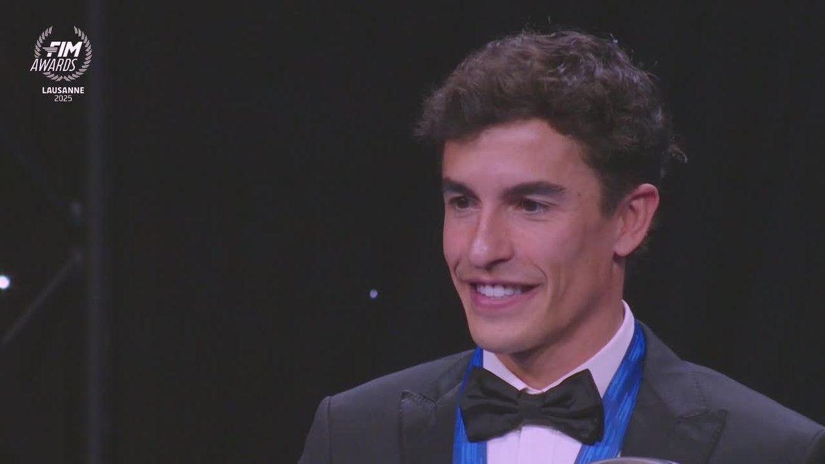 Marc Márquez recibe el "Trofeo Deportivo" de la FIM 🏆 Es el primero en recibir este galardón que reconoce la "excelencia a través de la resiliencia, el coraje y la tenacidad" Toda la sala se pone en pie para aplaudir al campeón del mundo de MotoGP 👏 #FIMAwards