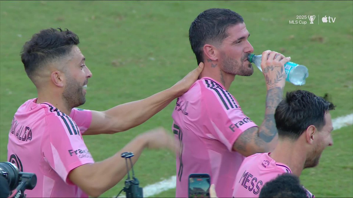Jordi Alba y Sergio Busquets se dedican mensajes en su despedida como futbolistas profesionales, ganando la #MLSCup 2025 pres. por Audi con el Inter Miami CF: