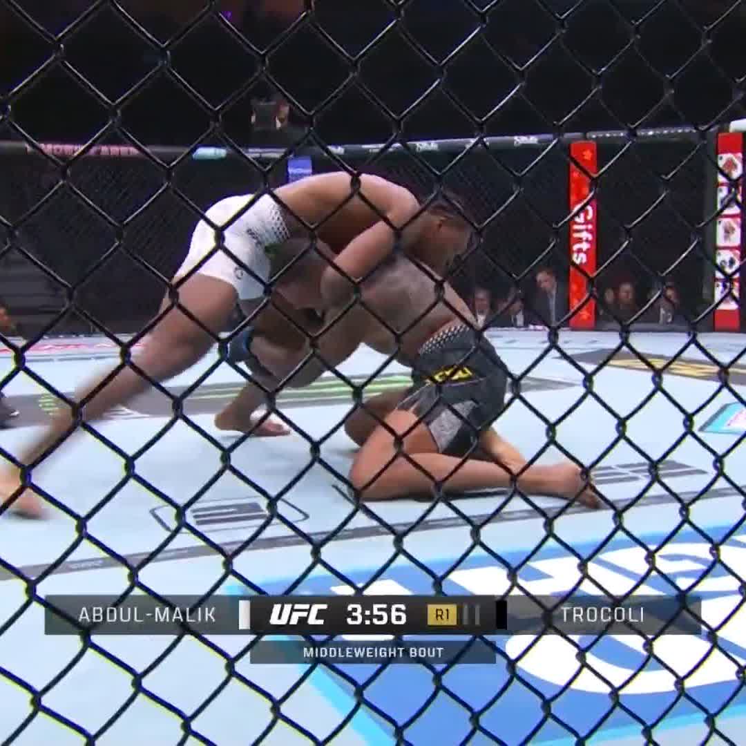 🚨 Mansur Abdul-Malik avec la guillotine debout WOW