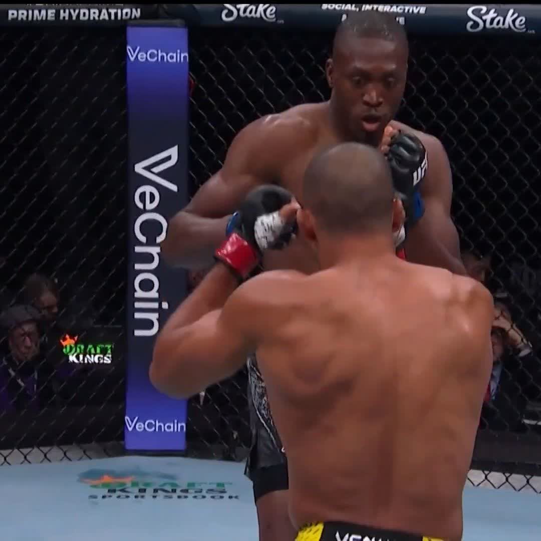 🕷️🇺🇸Emeklilikten geri dönen Jalin Turner ilk rauntta Edson Barboza’yı nakavt ediyor! 15-9 karne. 11 nakavt, 9’u ilk rauntta. 4 pes ettirme. #UFC323