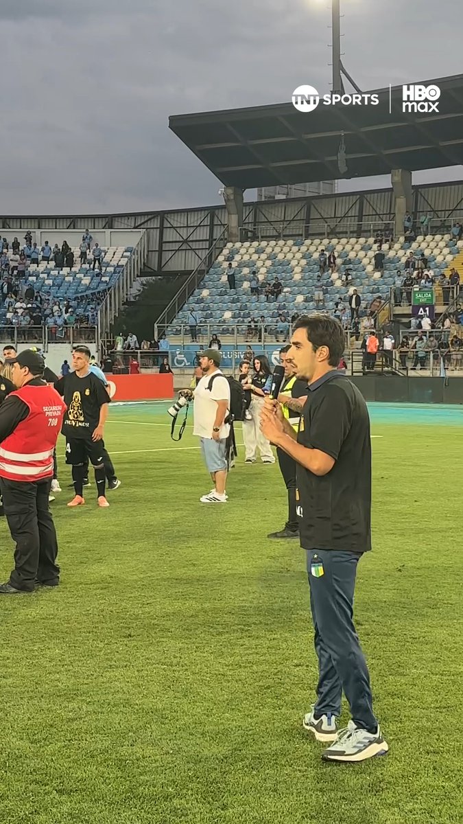 🤩🏆🇧🇼 PAQUI Y LA FIESTA CELESTE EN RANCAGUA Francisco Meneghini, entrenador de O'Higgins, hizo un emotivo discurso tras la obtención del Chile 3 en la #LigaDePrimera 2025, tras el agónico triunfo ante Everton, y comandó las celebraciones en el Estadio Codelco El Teniente. Disfruta lo mejor del fútbol chileno. Suscríbete a #TNTSportsenHBOMax 📲💻 Link en la BIO 📍