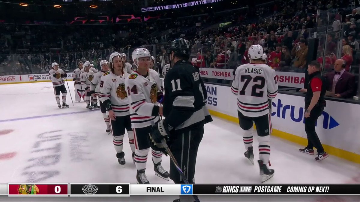 This is sportsmanship 🤝 The Chicago Blackhawks stuck around to shake hands with Anze Kopitar in what could be his final game against Chicago.
