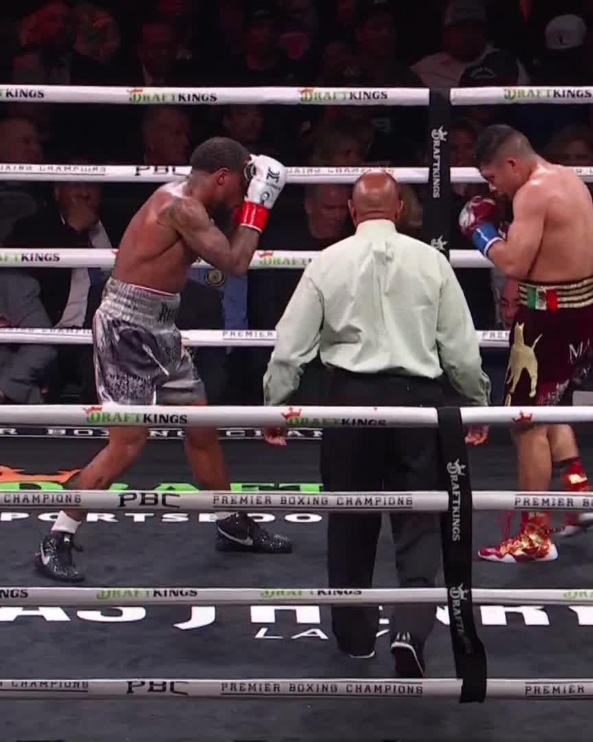 .@oneof1x takes control in RD7, scoring repeatedly with his left. To make matters worse for Cruz, he also gets a point deducted. #PitbullRoach