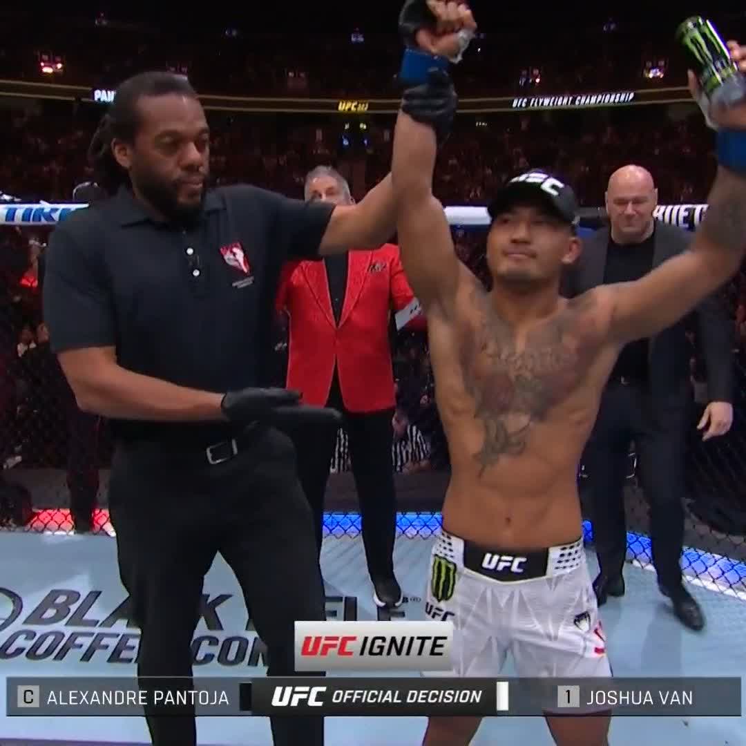 勝ち名乗りを受けてベルトが巻かれるヴァン！ #UFC