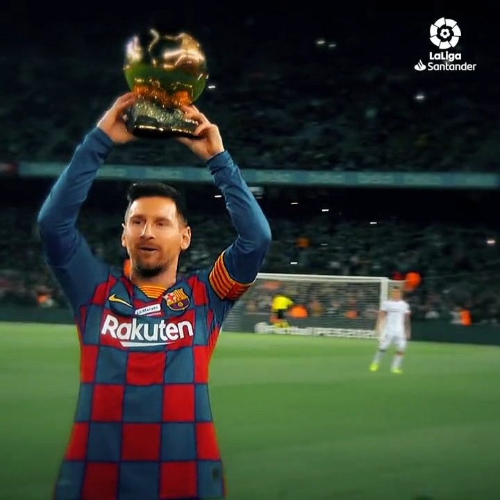 🔴🔵 5 years ago today, Leo Messi presented his 6th Ballon d'Or at the Camp Nou. 🇦🇷✨ "Messi! Messi! Messi!", chanted the whole stadium at once. ❤️