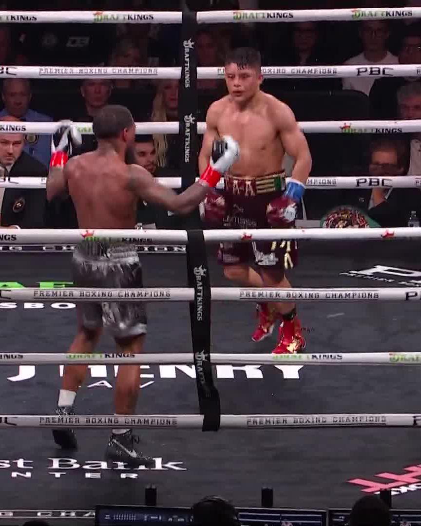 .@oneof1x has not only beat Pitbull to the punch in most exchanges, but he's visibly frustrated Cruz in a way we haven't seen before. #PitbullRoach