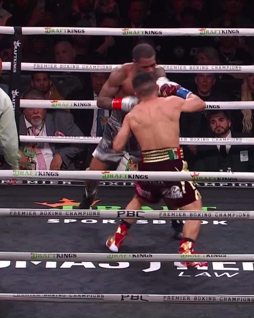 .isaac pitbull Cruz turns it on and turns it up at the end of RD11, connect with a left hook that hurts Roach! #PitbullRoach
