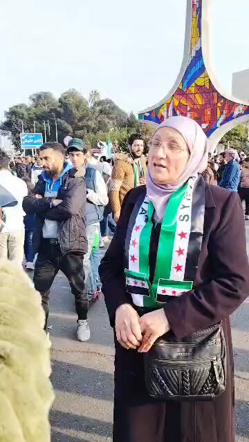لقاء مع والدة الشهيد الذي قتله نظام الأسد يوم مغادرة محبكم #انور_مالك دمشق وظهوره على الجزيرة معلنا الاستقالة.. بماذا ستلقى ربك أيها الجنرال الدابي وأمهات وآباء وأهالي الشهداء يعلنون عليك النقمة واللعنة ويدعون عليك على مدار أكثر من عقد وسيستمر الحال لعقود؟ الويل لك يا دابي والحمدلله الذي أكرمني بعدم التورط في شهادة الزور على الشعب السوري البطل وثورته الخالدة..
