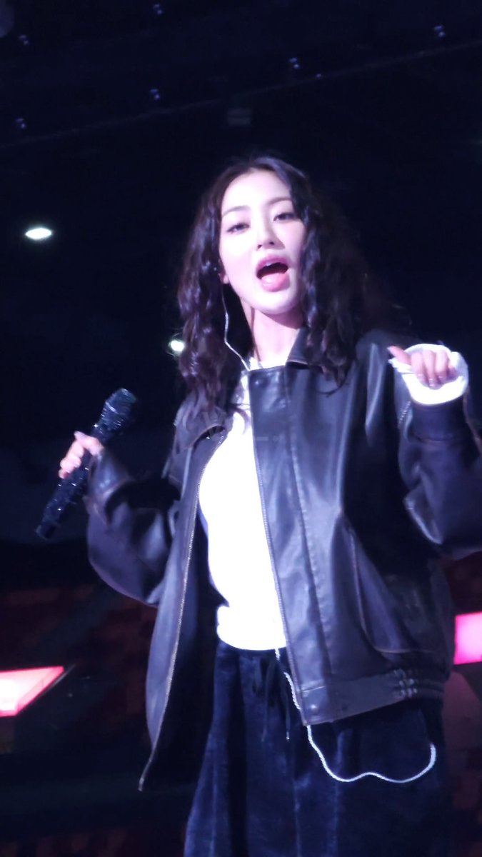 JIHYO IN A LEATHER JACKET DANCING TO DAT AHH DAT OOH