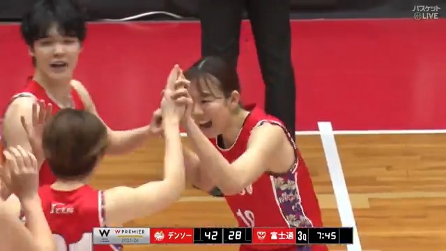 オンファイヤー #薮未奈海🔥🔥 3連続得点で一挙8得点✨ 3Qを30-11のランで圧倒しそのまま勝利をもぎ取った😤😤 #デンソー 🆚 #富士通 🏀大樹生命 #Wリーグ🏀 第8週|GAME2 見逃し視聴はこちら👇 #バスケットLIVE 配信中📡 #みようよWリーグ W LEAGUE(Wリーグ) デンソーアイリス/DENSO