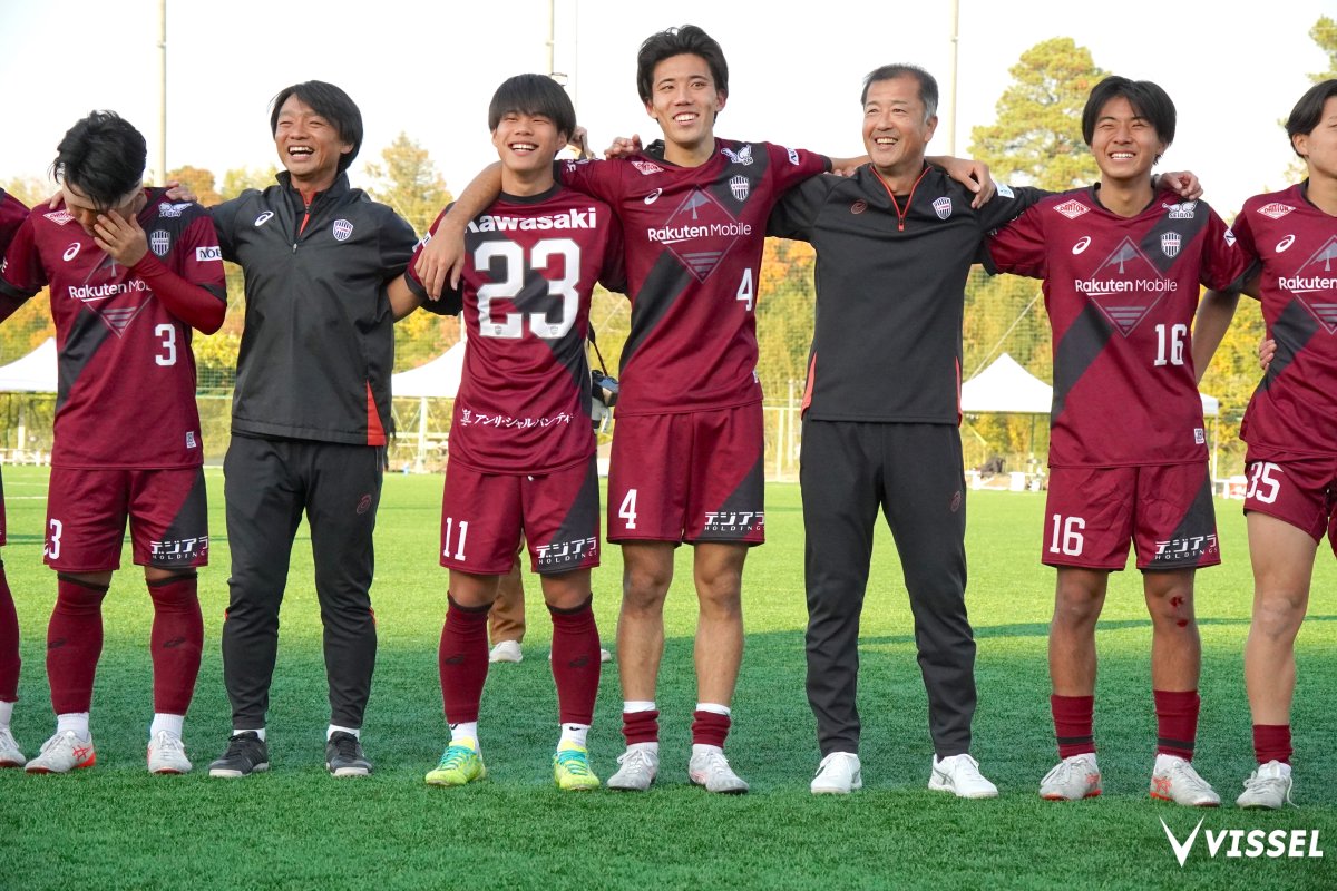 優勝の神戸讃歌❤️❤️ 700名もの方にご来場いただき、見事 #高円宮U18 プレミアリーグ WESTを制しました！✨ 12/21(日)のFINALでも勝利し、日本一の神戸讃歌を歌いましょう!!🎵 応援ありがとうございました！🐮 #visselkobe #ヴィッセル神戸 #ヴィッセル神戸U18