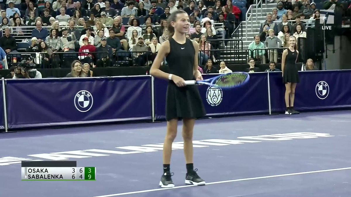 Quand la ramasseuse de balles plante un revers pleine lucarne sur Aryna Sabalenka en exhibition. 😭