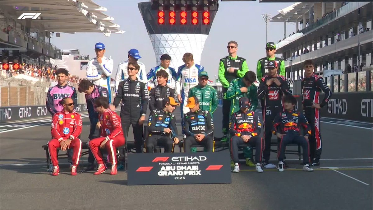 Try to get 20 drivers to look in the same direction at the same time challenge (impossible) Our class of 2025 assembled, one last time 🥹 #F1 #AbuDhabiGP