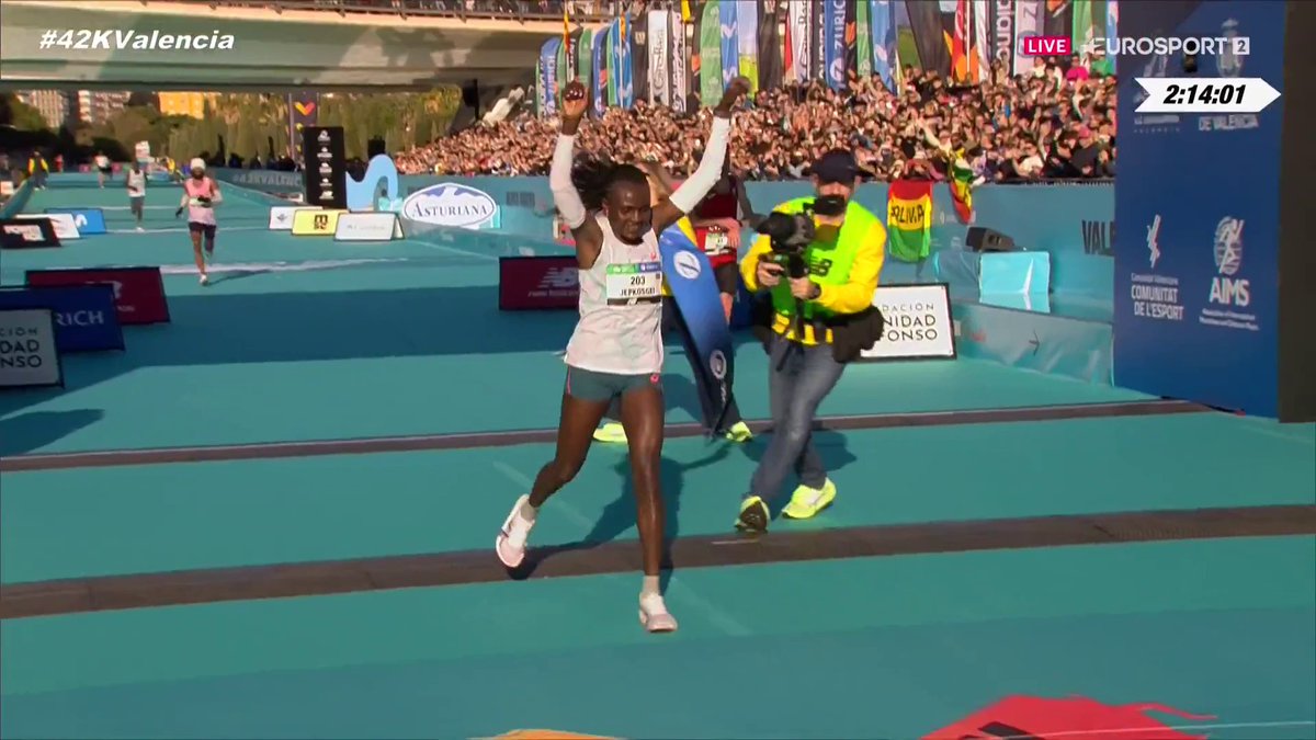 🇰🇪 JOYCILINE JEPKOSGEI RUNS 2:14:00 FOR THE 4TH-FASTEST WOMEN’S MARATHON IN HISTORY. WINS THE 2025 VALENCIA MARATHON.