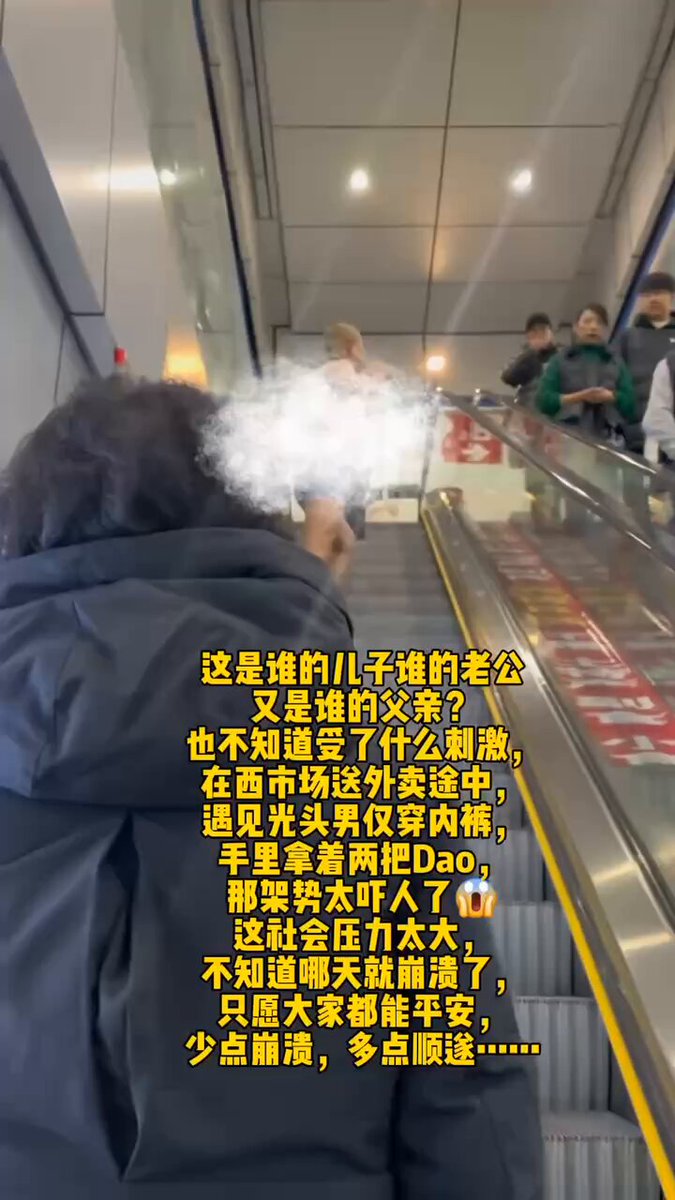 12月6日 吉林 延吉西市场，一名男子不明原因双刀架脖子与警察对峙。