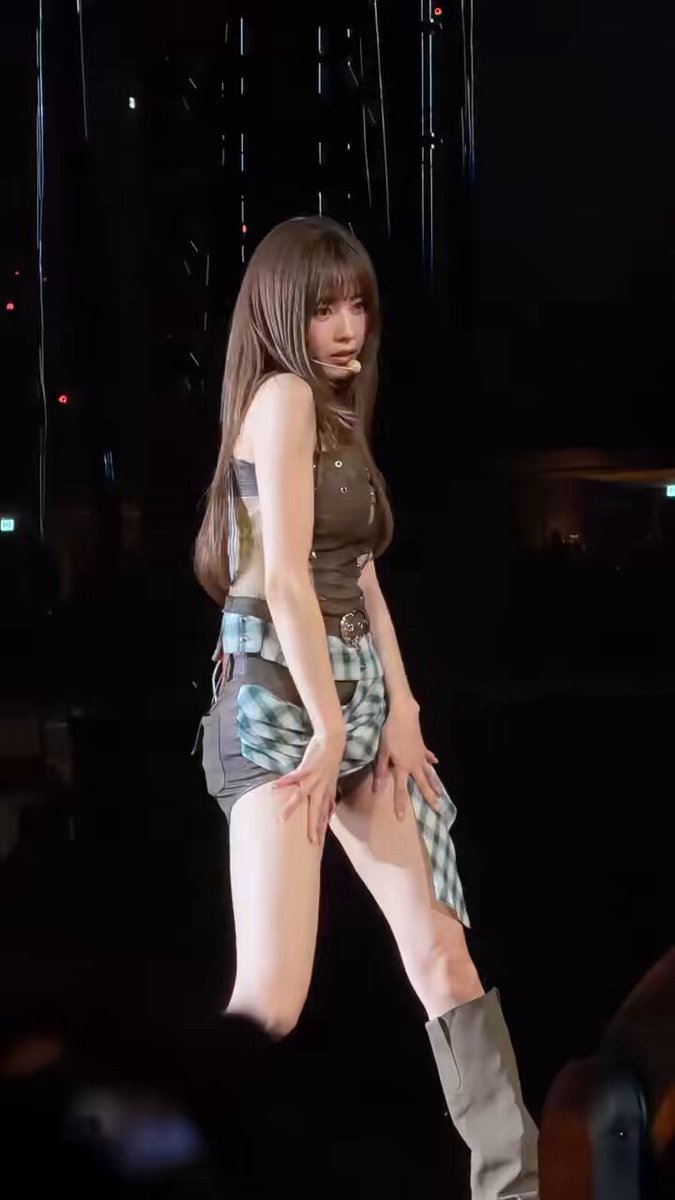 SANA WITH BANGS RIGHT HAND GIRL