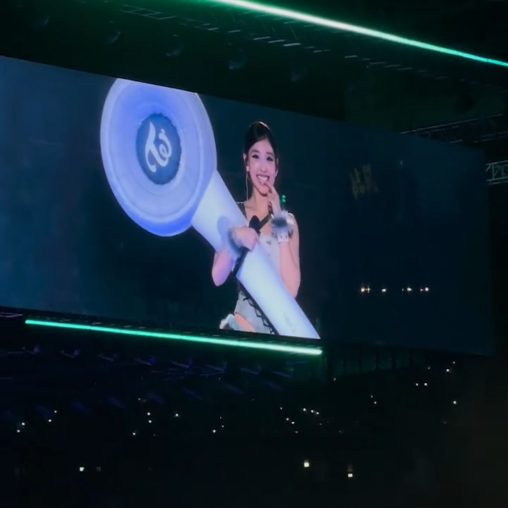 THE GIANT CANDYBONG IS BACK AND MOMO HITTING EVERYONE IN THE BUTT WITH IT 😭😭