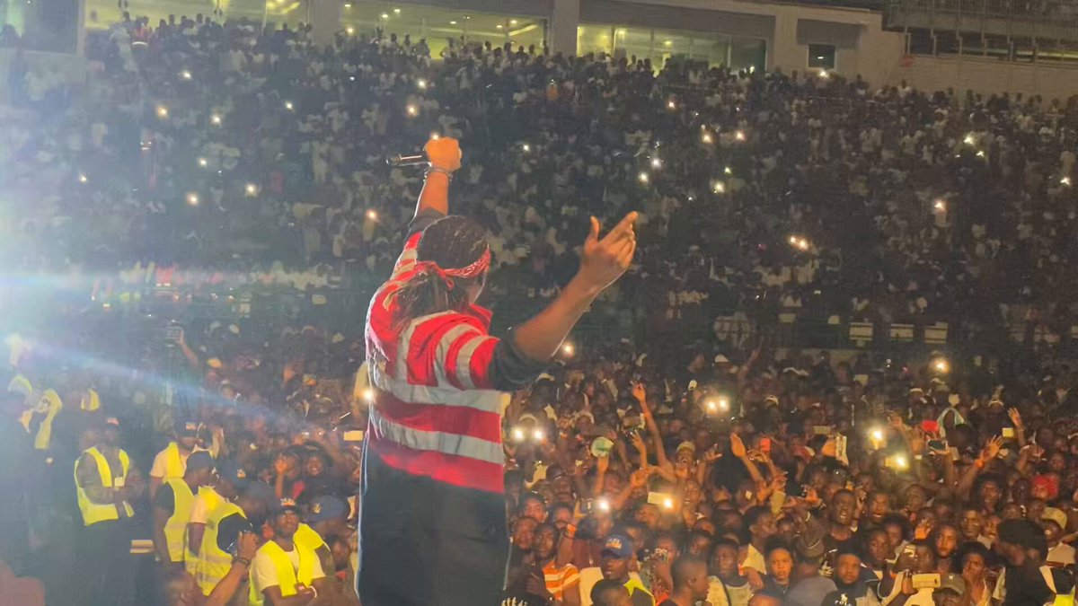Easy does it 😎 sometimes allow your fans do the singing , it feels good 👍🏾 we are #firedepartment 🔥🚒 musically we are very rude 🎙️🎼