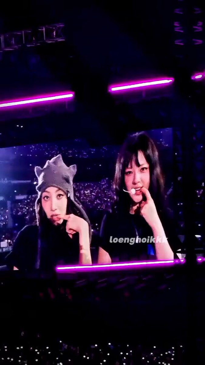 TWICE JIHYO and JEONGYEON did the TWS “OVERDRIVE” trend challenge at their concert in Hong Kong today