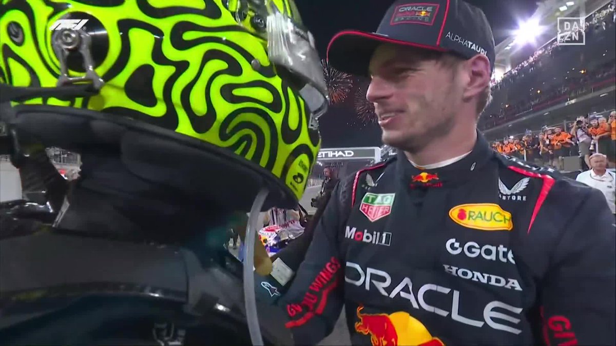 Imagínate abrazar a tu máximo rival, a tu compañero y a tu familia 😍 Lando Norris es el hombre más feliz de la tierra ahora mismo #AbuDabiDAZNF1 🇦🇪